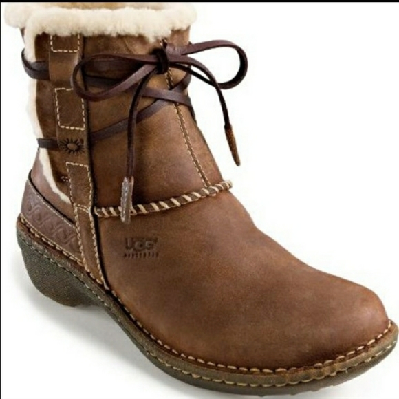 UGG Shoes - UGG Cove sherpa lined nubuck boots size 9